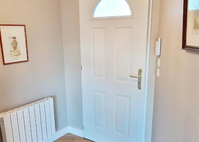 Hébergement de vacances La Maison Du Renclos Maison Familiale, Au Calme Quartier Nature Proche Centre Ville, 8 Personnes, Grand Jardin Clos Avec Piscine Couverte