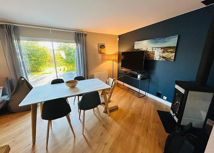 Hébergement de vacances La Maison Du Renclos Maison Familiale, Au Calme Quartier Nature Proche Centre Ville, 8 Personnes, Grand Jardin Clos Avec Piscine Couverte *